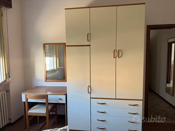 Armadio e scrivania da camera con specchio