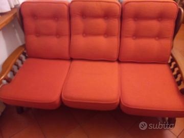 divano in legno con cuscini in tessuto anni '70