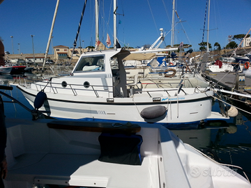 Barca a motore pilotina