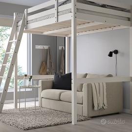 Letto a soppalco in legno bianco con scala