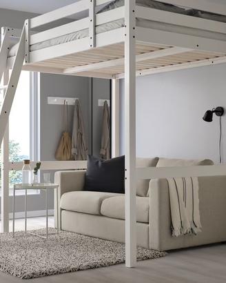Letto a soppalco in legno bianco con scala