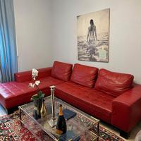 Divano ad L in vera pelle rossa con chaise longue