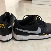 Nike Air Force 1 nere con dettagli gialli