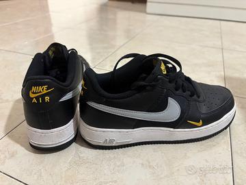 Nike Air Force 1 nere con dettagli gialli