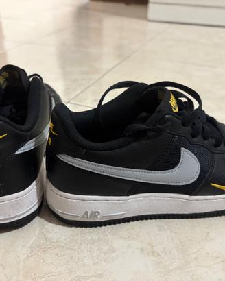 Nike Air Force 1 nere con dettagli gialli