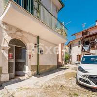 Casa indipendente su tre livelli con ampi spazi