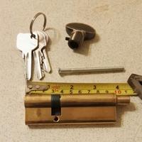 Cilindro serratura con le chiavi.