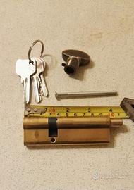 Cilindro serratura con le chiavi.