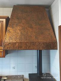 Una cappa rustica in rame martellato artigianale