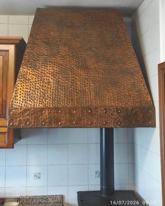 Una cappa rustica in rame martellato artigianale