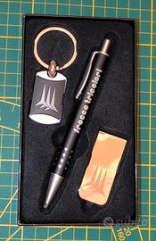 Set penna, portachiavi e ferma soldi 