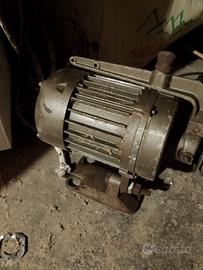 vecchio motore elettrico vintage con puleggia. 