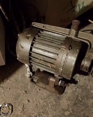 vecchio motore elettrico vintage con puleggia. 