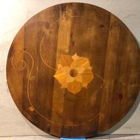 Tavolo rotondo in castagno con intarsi pezzo unico