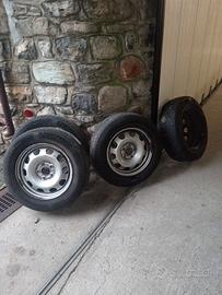 pneumatici 215/65/R16 H98 più cerchi in ferro