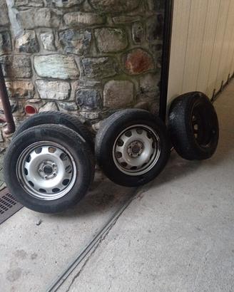 pneumatici 215/65/R16 H98 più cerchi in ferro