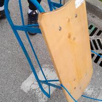 Slita metallica con la seduta in legno è schienale