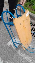 Slita metallica con la seduta in legno è schienale