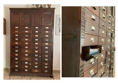 Particolare schedario in legno massello vintage