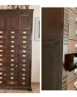 Particolare schedario in legno massello vintage