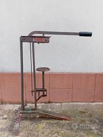 Tappatrice " MONDIAL" usata per tappi in sughero