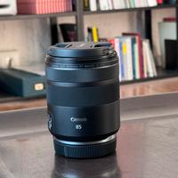 Canon RF 85mm f/2 Macro IS STM