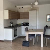 Cucina con elettrodomestici tavolo e sedie