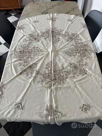 Tovaglia in lino ricamata a mano