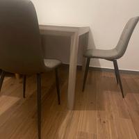 Tavolo allungabile piu due sedie