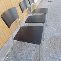 Set sedie in metallo e legno.