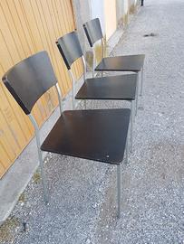 Set sedie in metallo e legno.