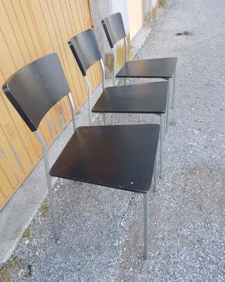 Set sedie in metallo e legno.