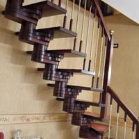 Scala a chiocciola in legno massello e ottone – El