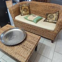 Divano e tavolino di vimini