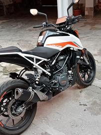 moto KTM 390 