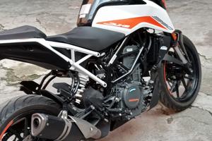 moto KTM 390 