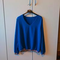 Maglia blu con scollo a V