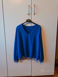 Maglia blu con scollo a V