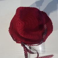 Cappellino fatto a mano per neonato bordò