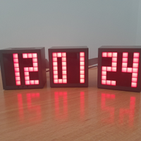 Orologio da appoggio a cubetti