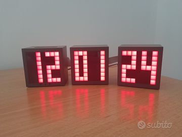 Orologio da appoggio a cubetti