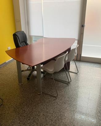 Stanza ammobiliata uso ufficio