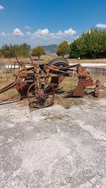 Aratro bivomero per cingolato