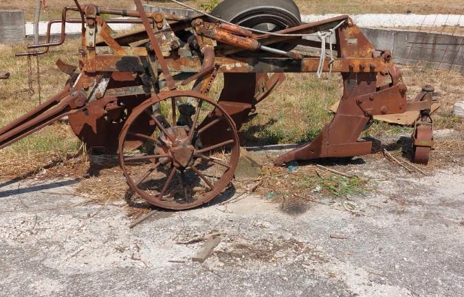 Aratro bivomero per cingolato