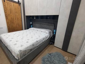 Camera da letto matrimoniale con letto contenitore