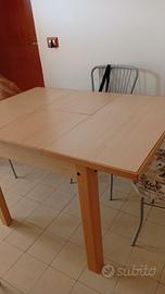 tavolo con sedie nuovo