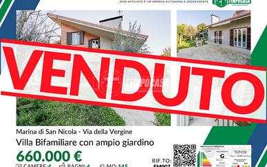 Villa bifamiliare a pochi passi dal mare, ampia, e