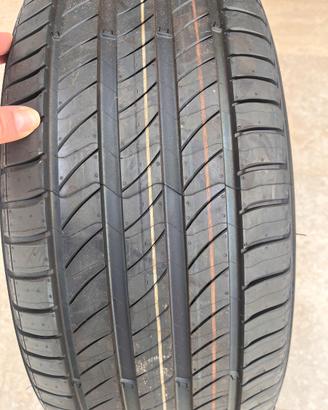 Pneumatico Michelin 235/55/18