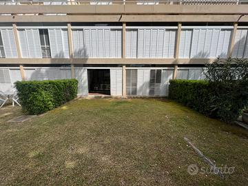 Bilocale con veranda giardinetto-piscina dal 29/8