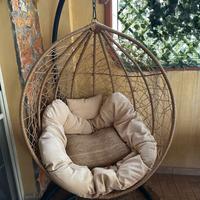 Poltrona sospesa telaio metallo imbottiture beige